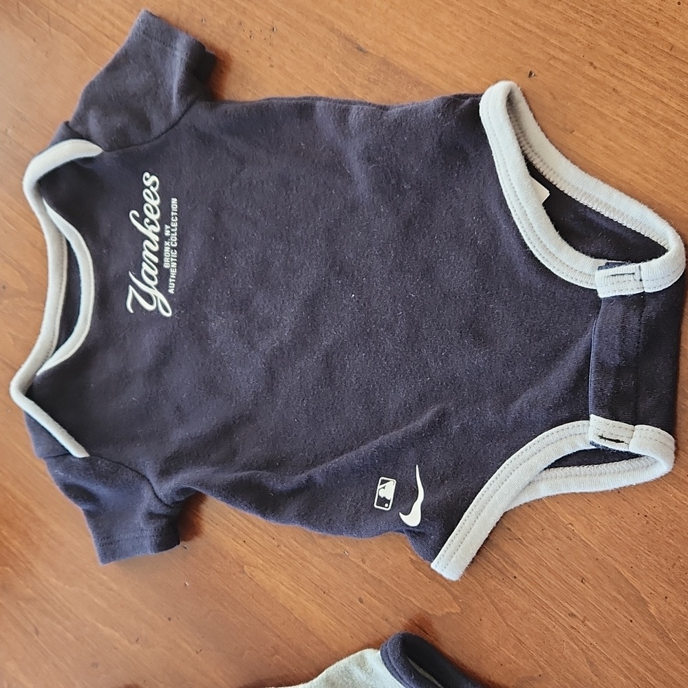 New York Yankees Baby Onesies Set - Picture 4 of 4